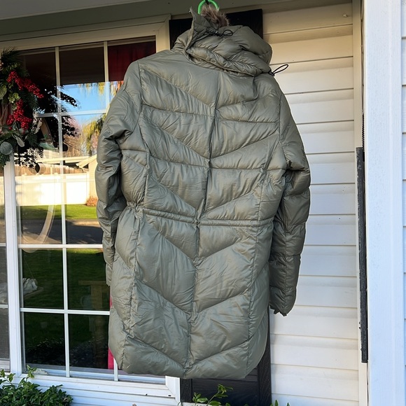 Army green mid length Columbia puffer with Omni shield - Picture 2 of 7